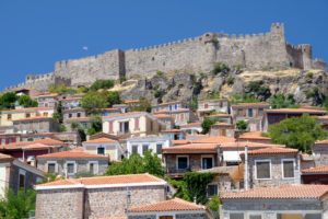 Burg auf dem Hügel hinter Wohnhäusern Lesbos