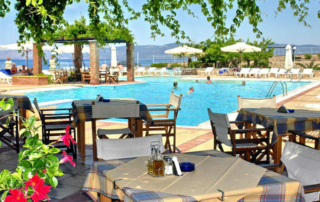 Hotelanlage mit Pool bei Tag Lesbos